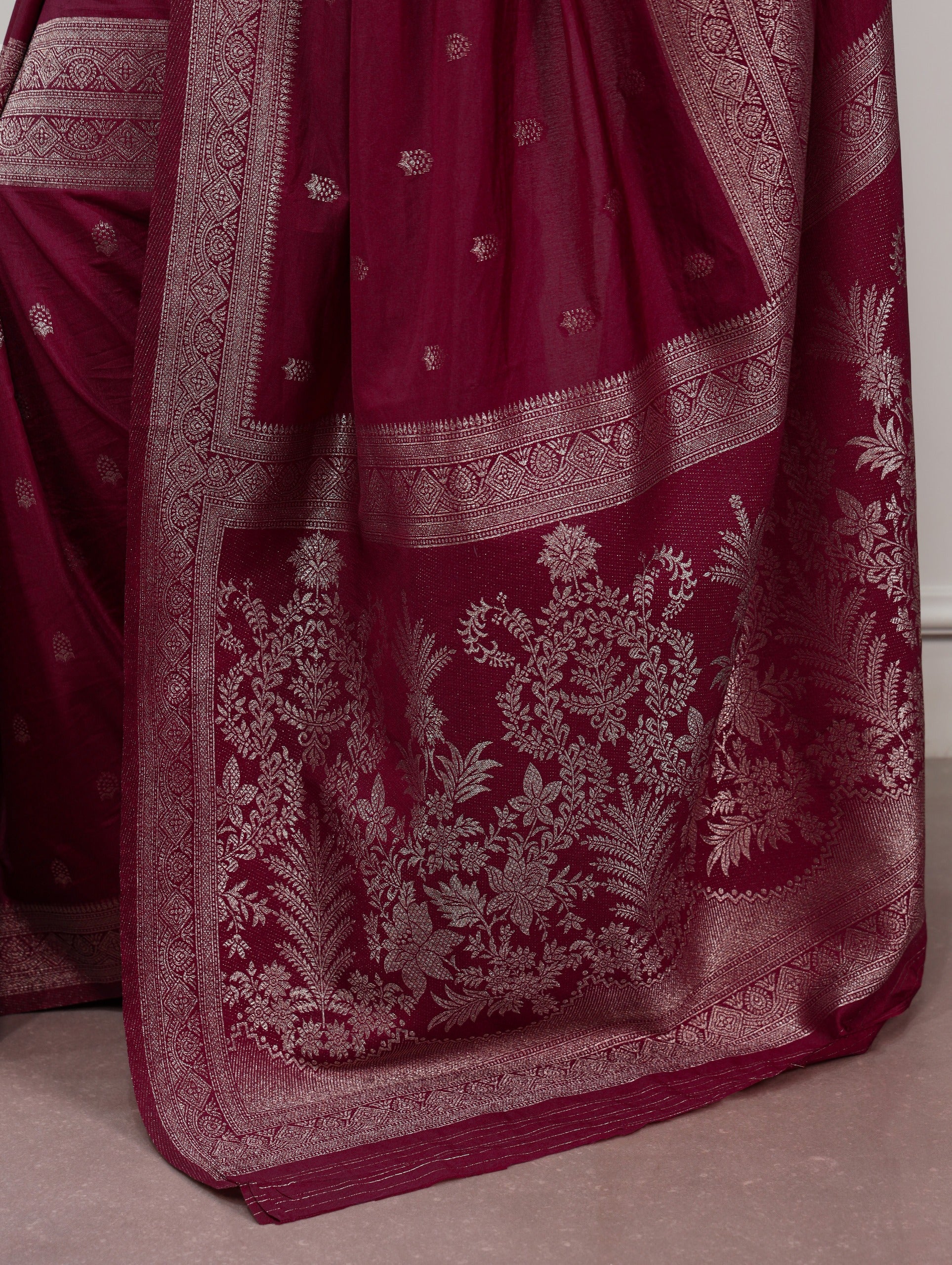Grace meets tradition in this stunning zari weaving saree