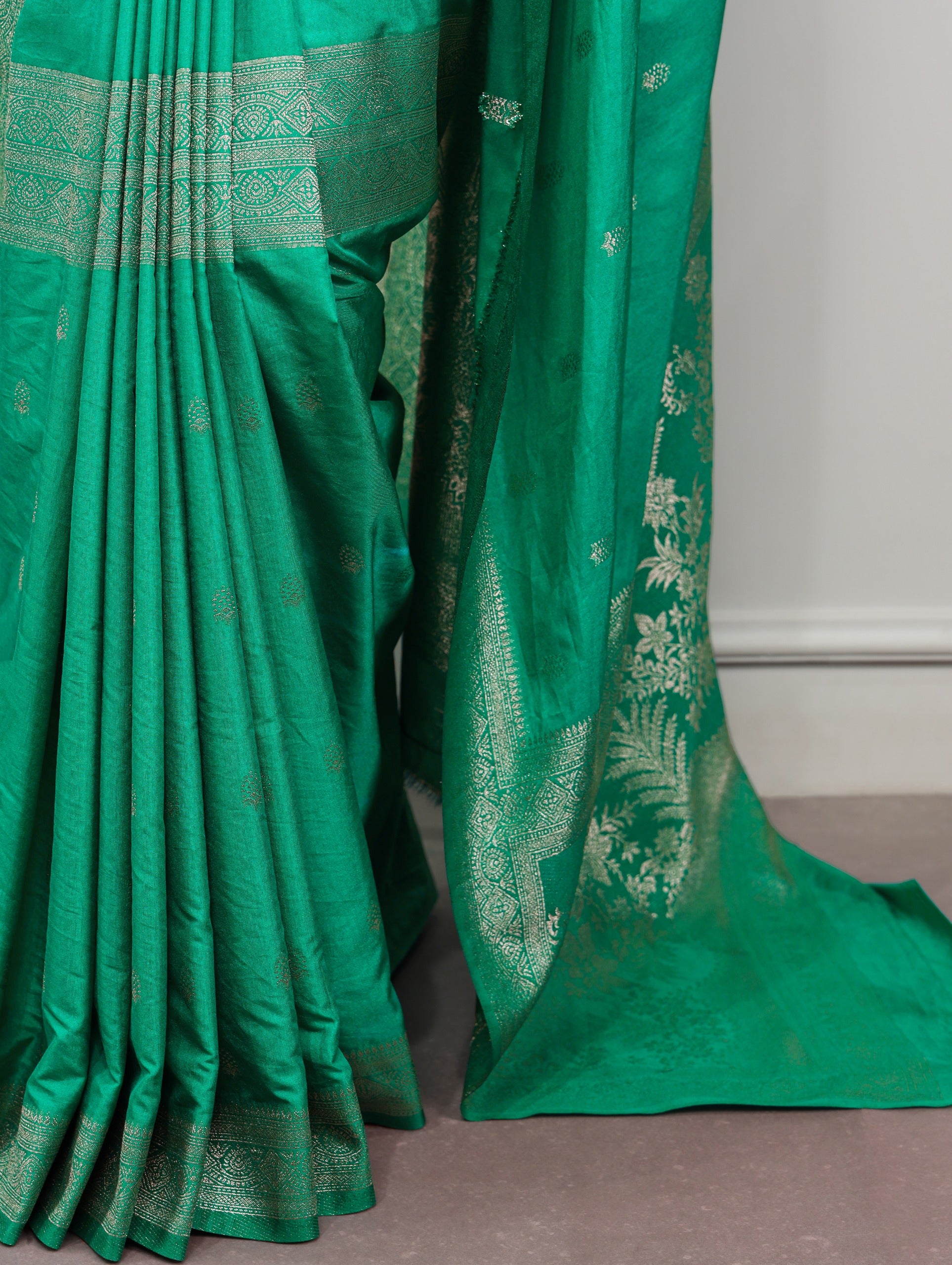 Grace meets tradition in this stunning zari weaving saree